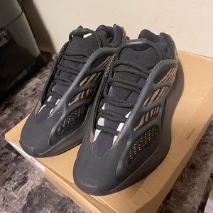 YEEZY 700 V3 ‘Clay brown’